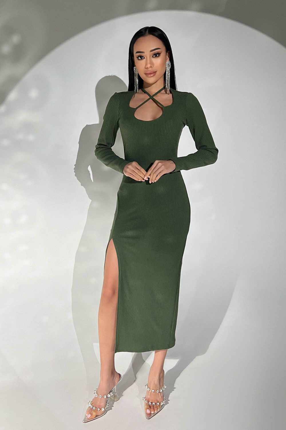 Стильное трикотажное платье с разрезом цвета хаки - фото