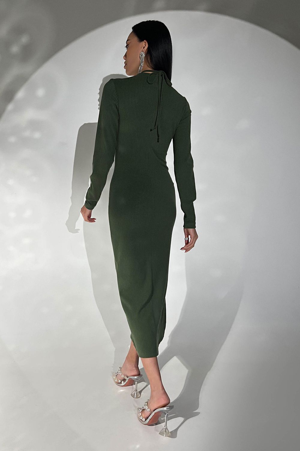 Стильне трикотажне плаття з розрізом кольору хакі - фото