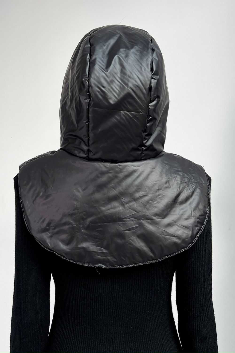 Зимовий капор із плащової тканини чорного кольору - фото