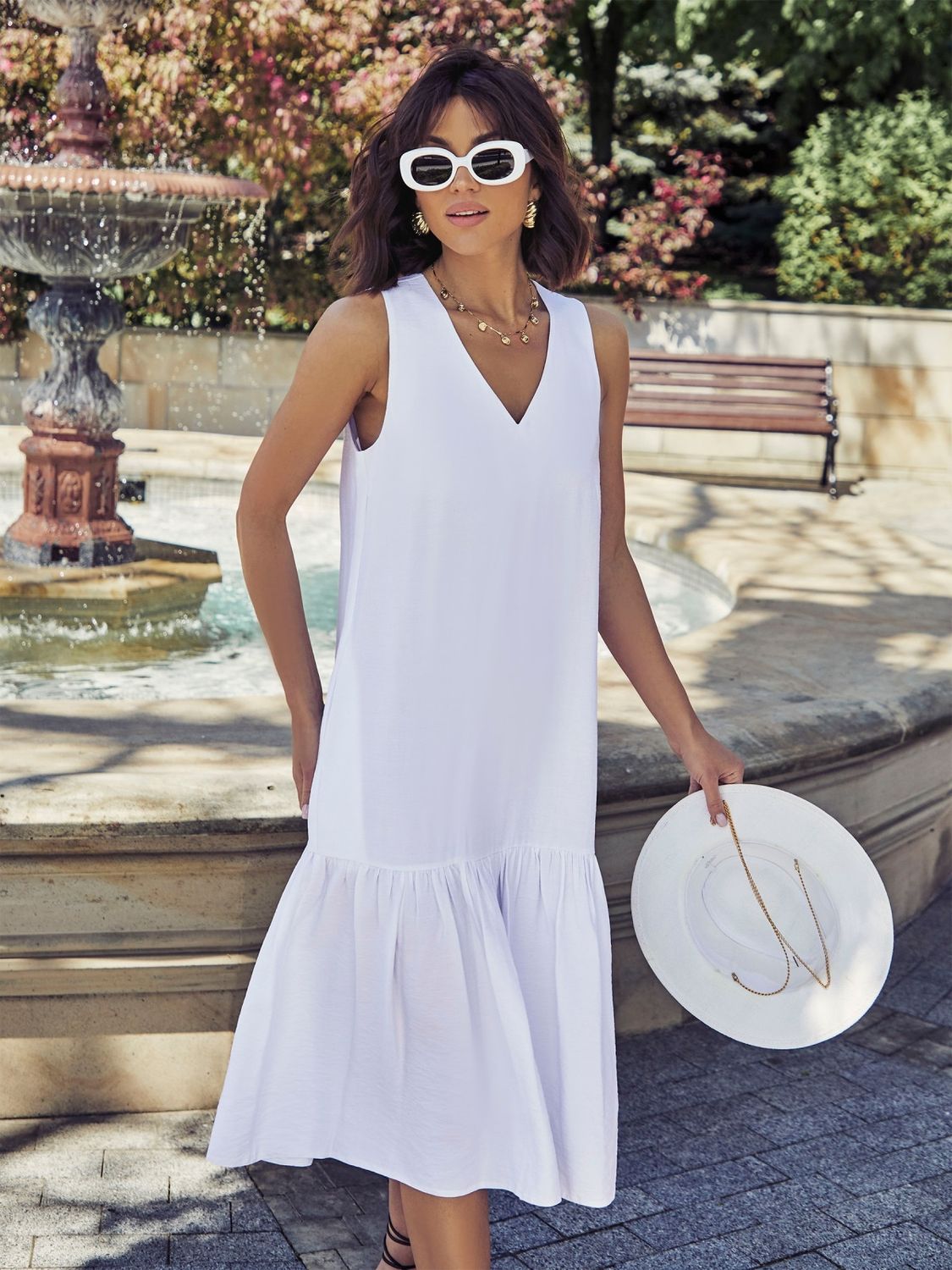 Легкое летнее платье из льна белого цвета - фото
