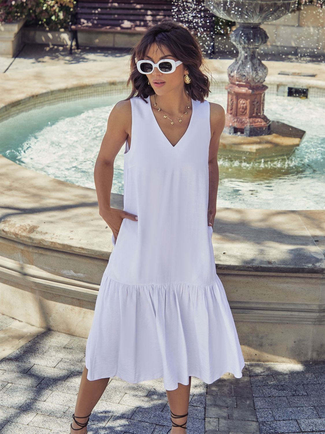 Легкое летнее платье из льна белого цвета - фото