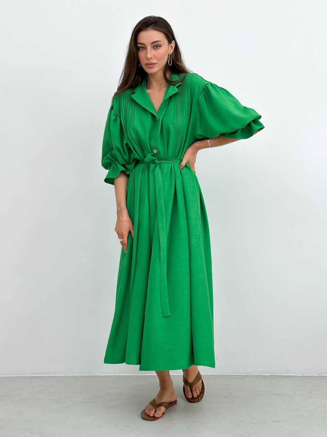 Летнее льняное платье рубашка зеленого цвета - фото