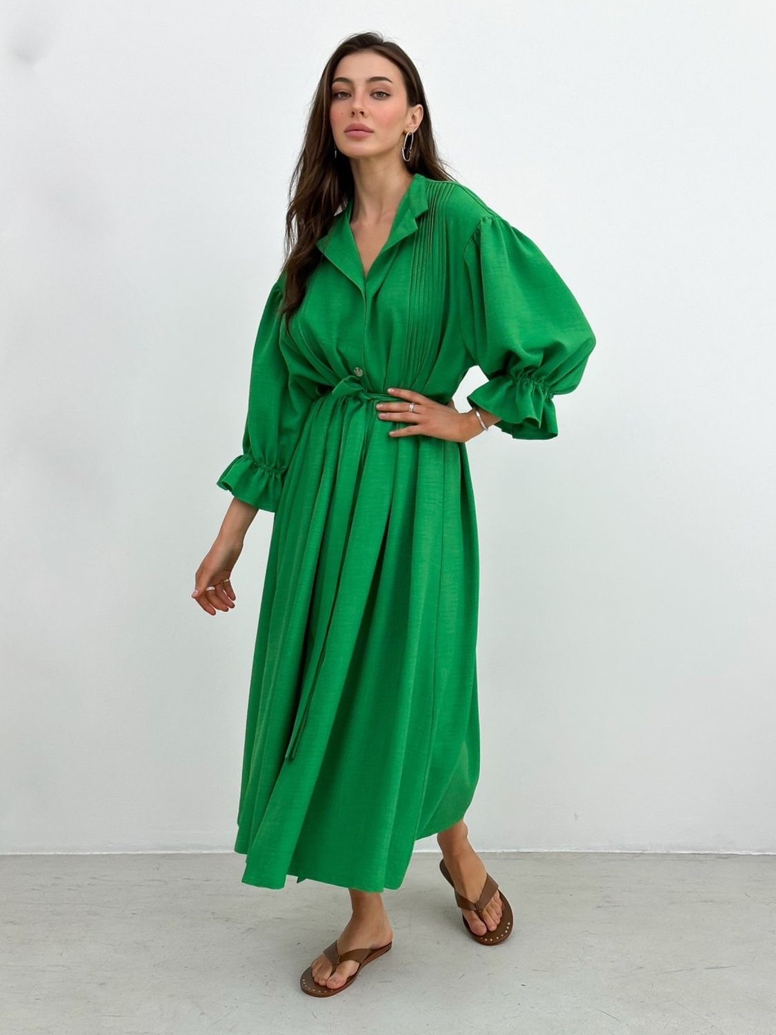 Літня лляна сукня сорочка зеленого кольору - фото