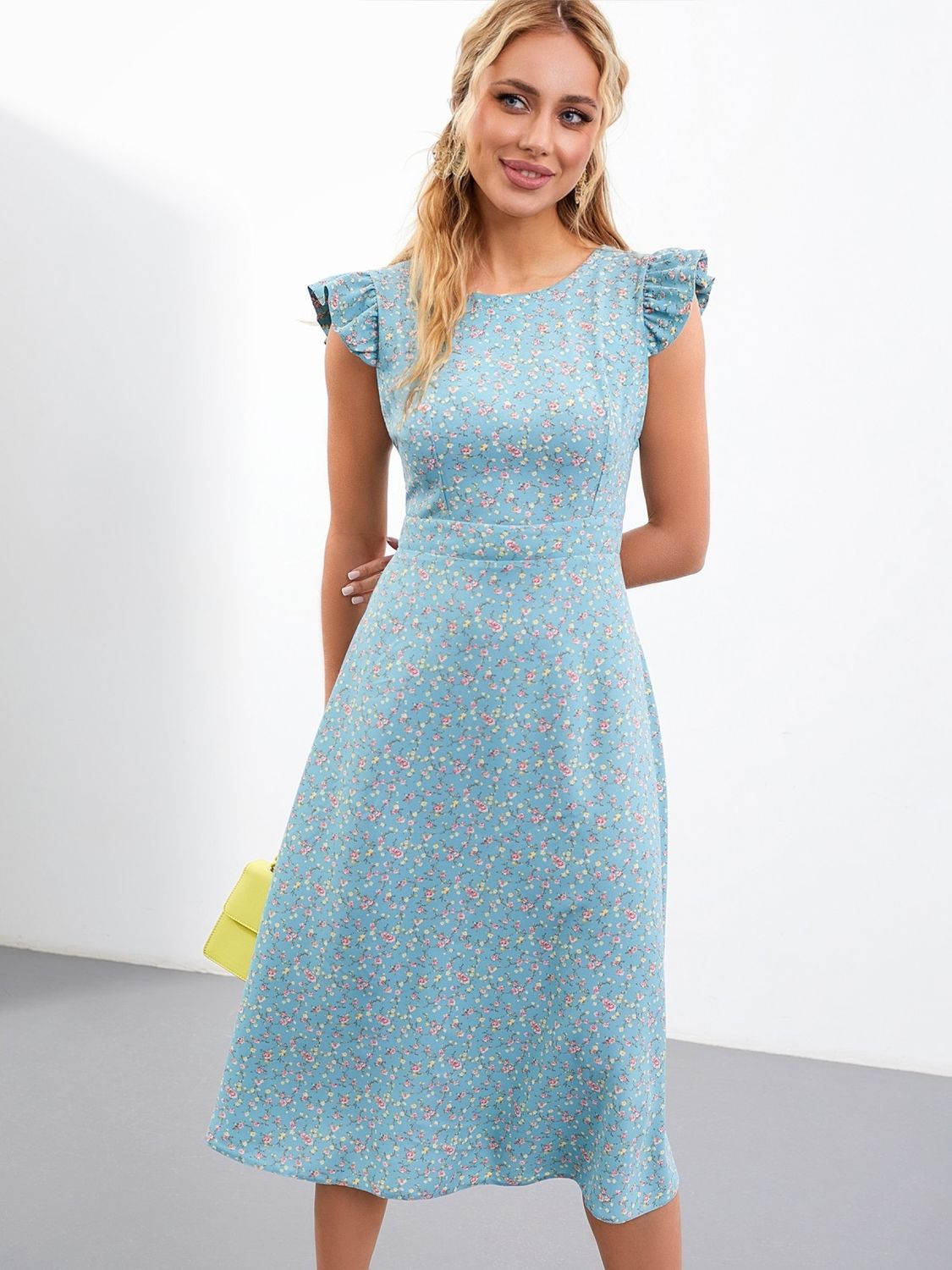 Літнє плаття блакитного кольору з відкритою спиною - фото