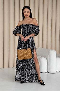 Длинное летнее платье с принтом и открытыми плечами - фото