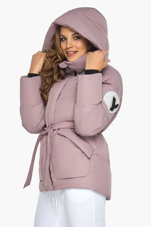 Зимняя куртка женская с капюшоном цвета пудра - фото
