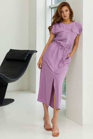 Стильне літнє плаття бузкового кольору з розрізом - фото