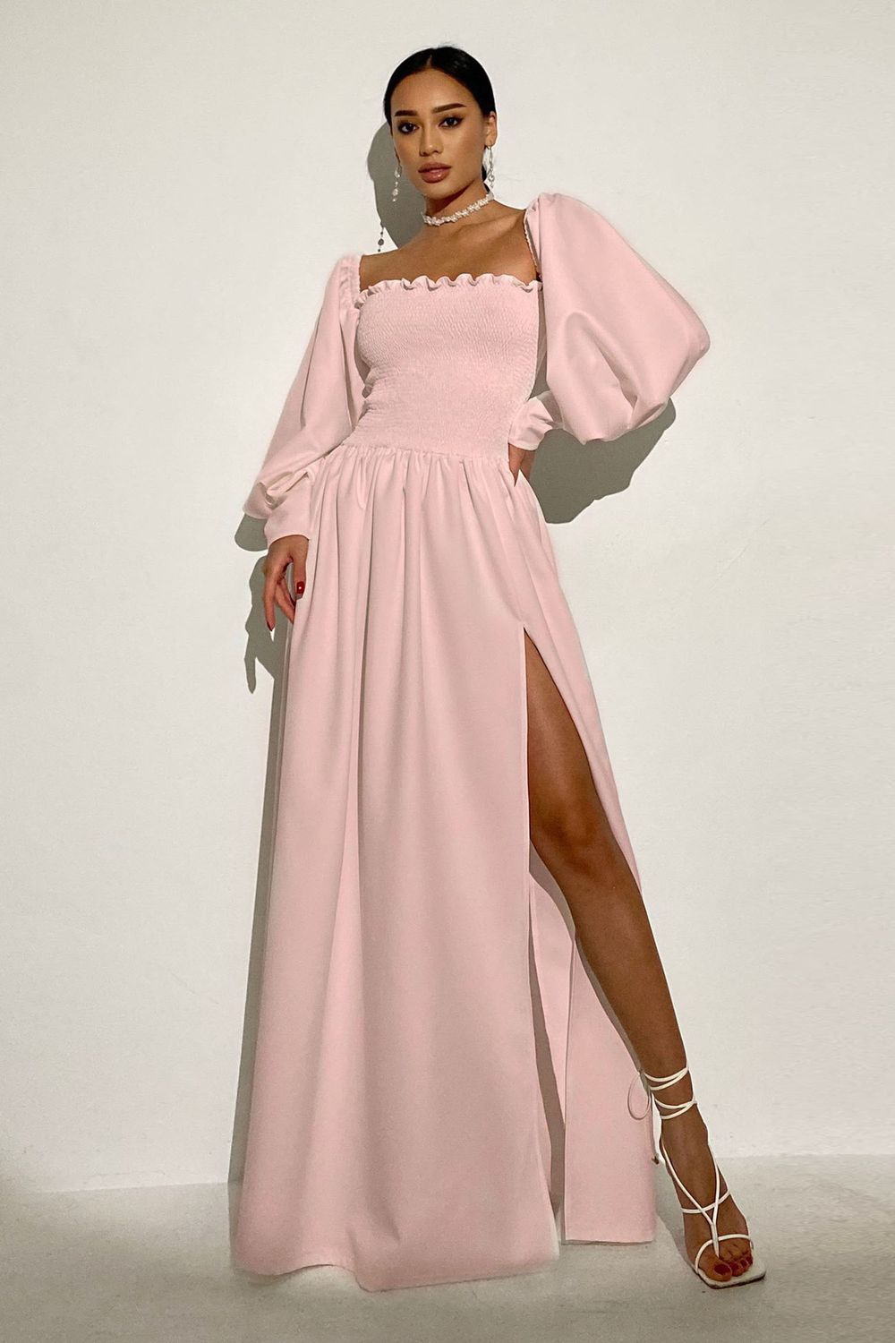Великолепное вечернее платье в пол персикового цвета - фото