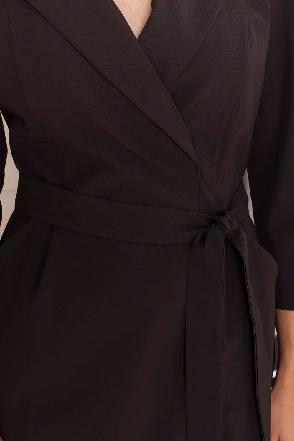 Ділове приталене плаття довжиною міді чорного кольору - фото
