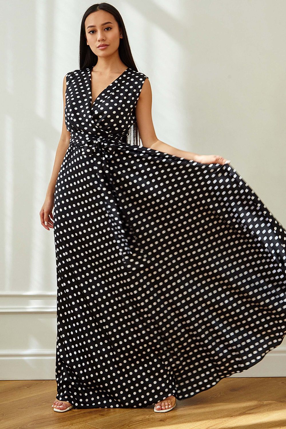 Летнее шелковое платье в пол с принтом в горох - фото