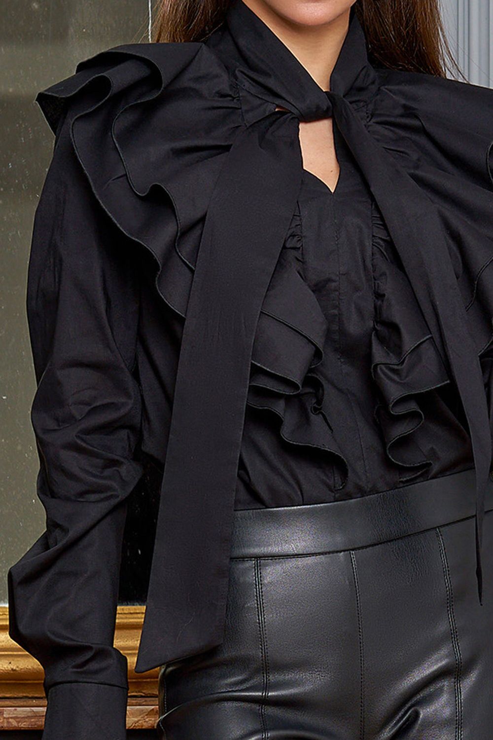 Нарядна блузка з воланами чорна - фото