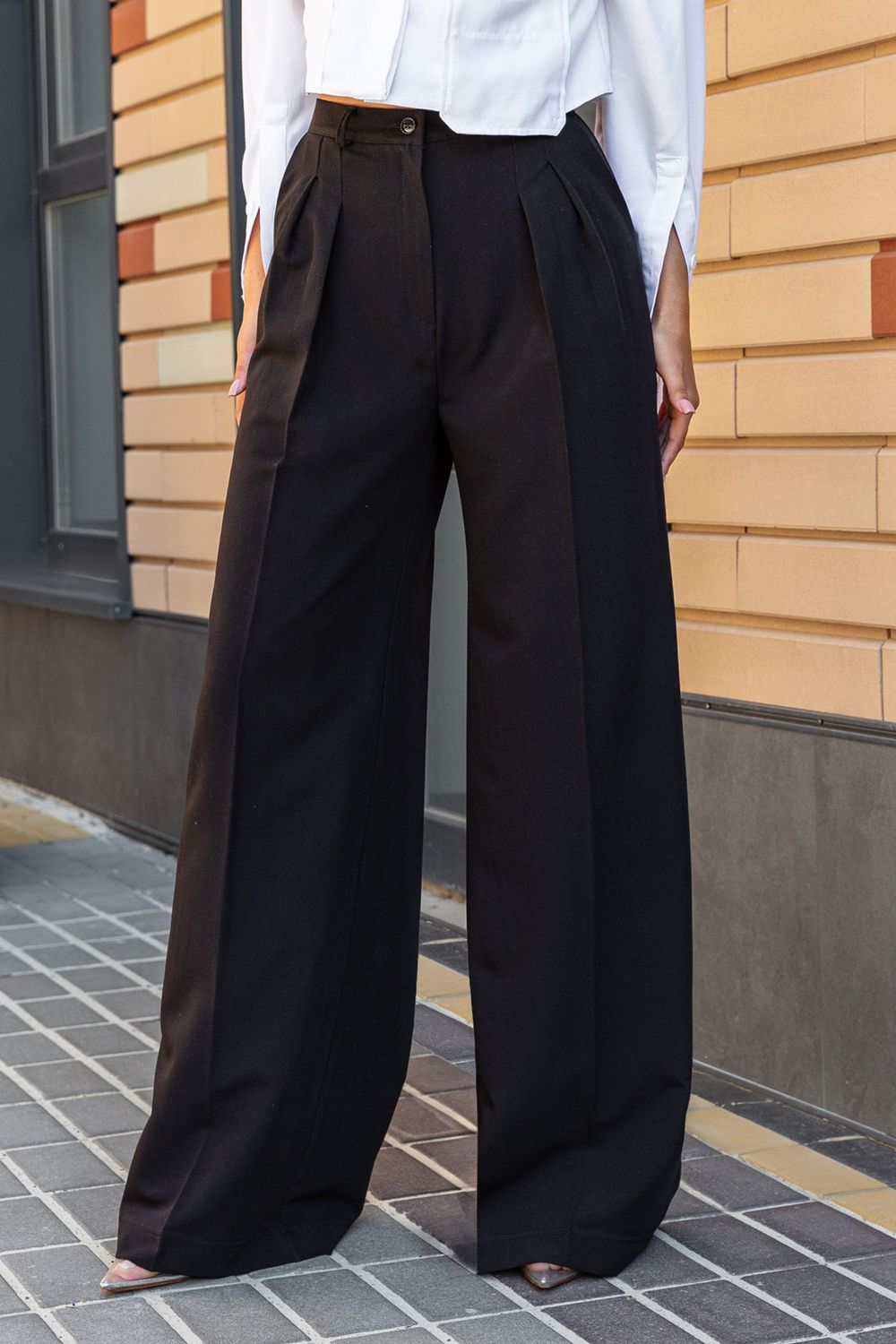 Стильні брюки палаццо чорного кольору - фото