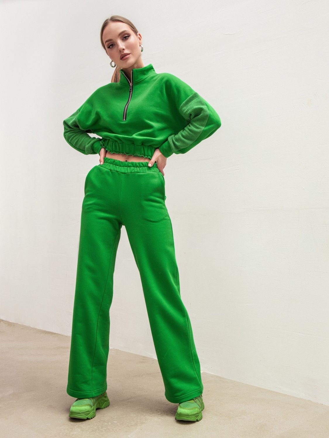 Зелений спортивний костюм для жінок з вкороченою кофтою - фото