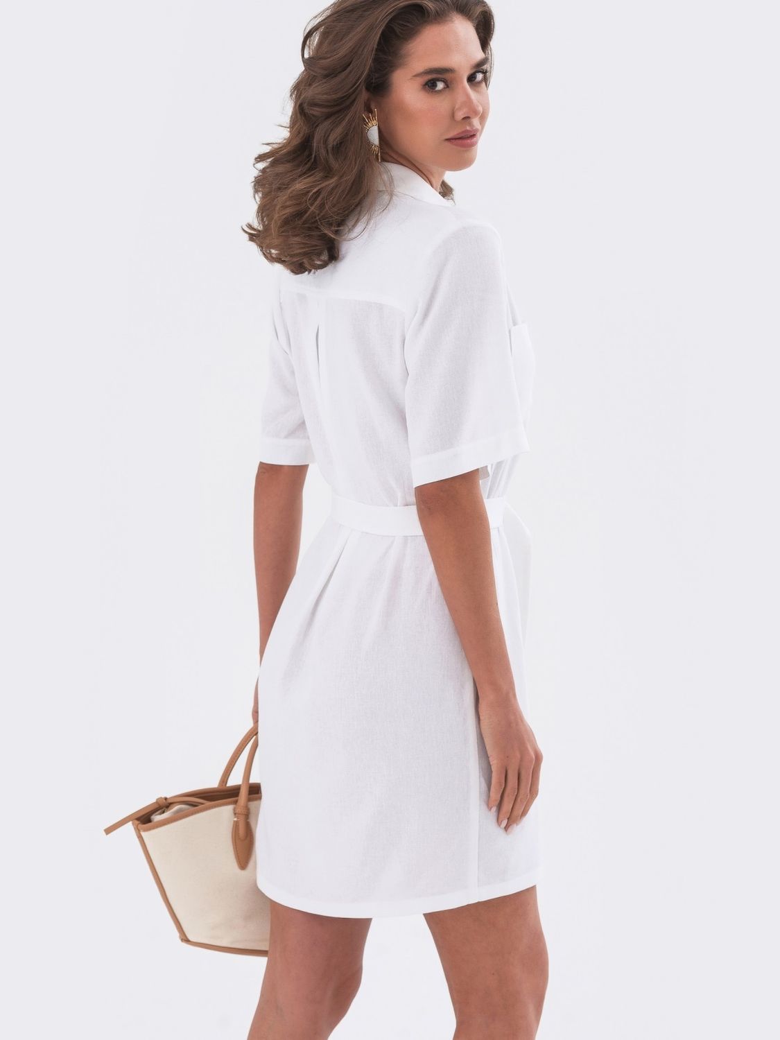 Коротке лляне плаття сорочка білого кольору - фото