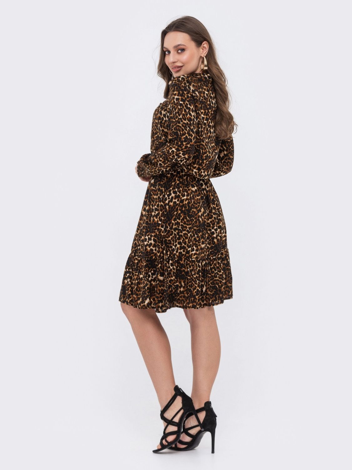 Сукня міді з леопардовим принтом - фото