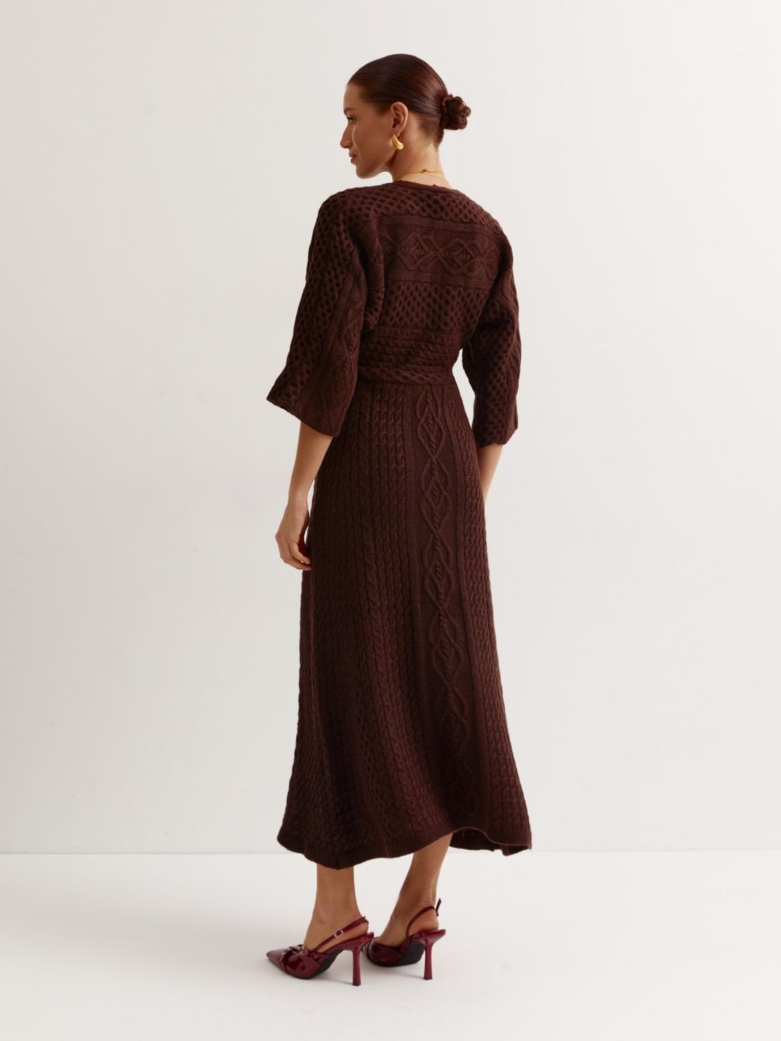 Вязаное зимнее платье миди с узором коричневое - фото