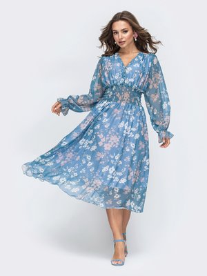 Яркое шифоновое платье с цветочным принтом - фото