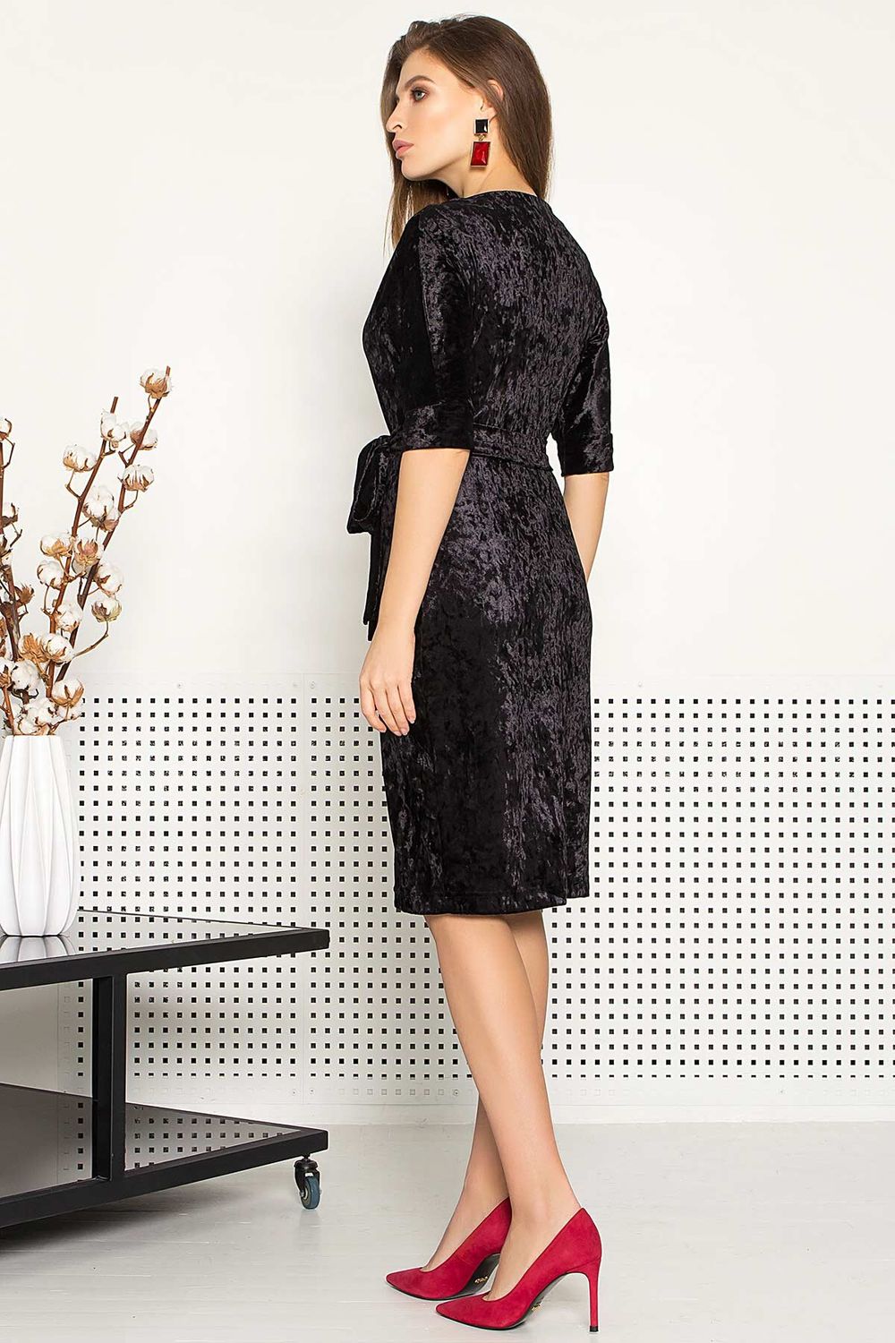 Красиве велюрове плаття-футляр чорне - фото