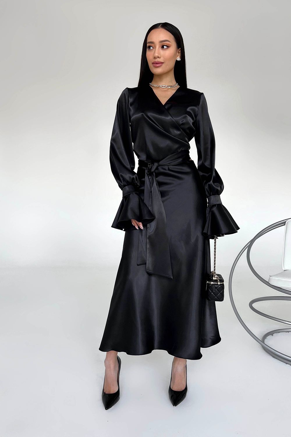 Нарядний жіночий костюм з атласу чорного кольору - фото