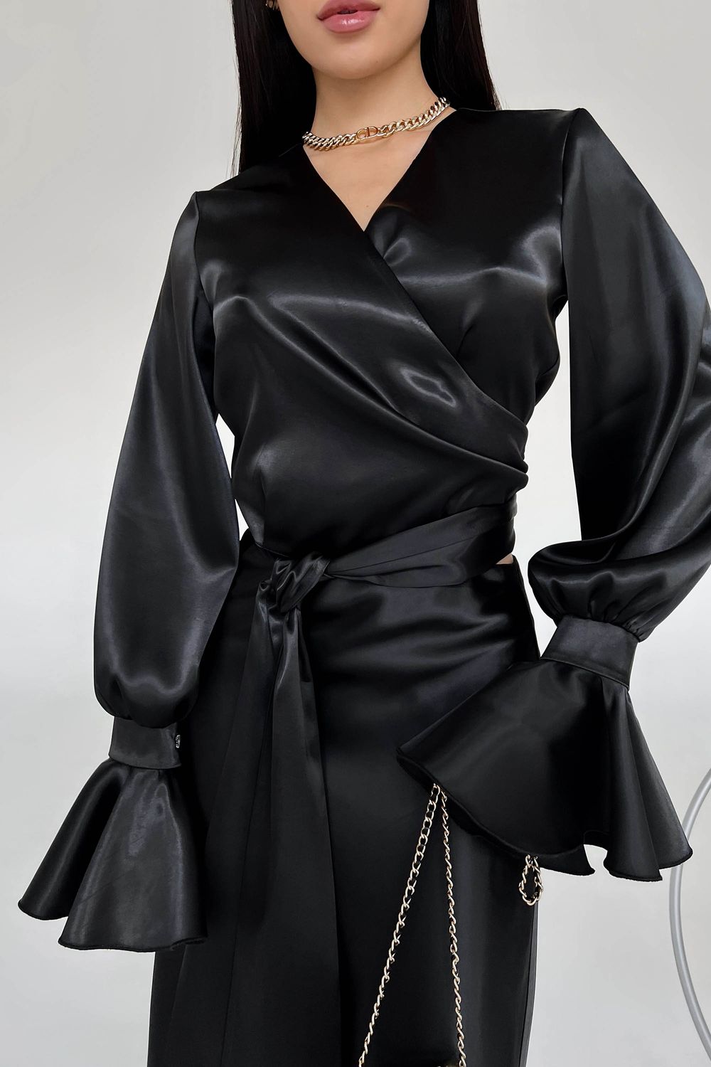 Нарядный женский костюм из черного атласа - фото