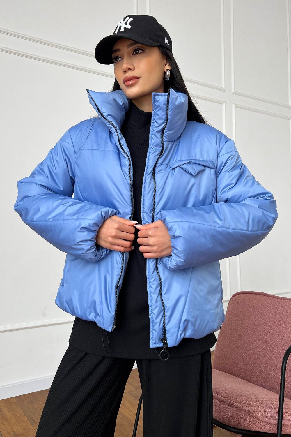Весняна куртка жіноча блакитного кольору - фото
