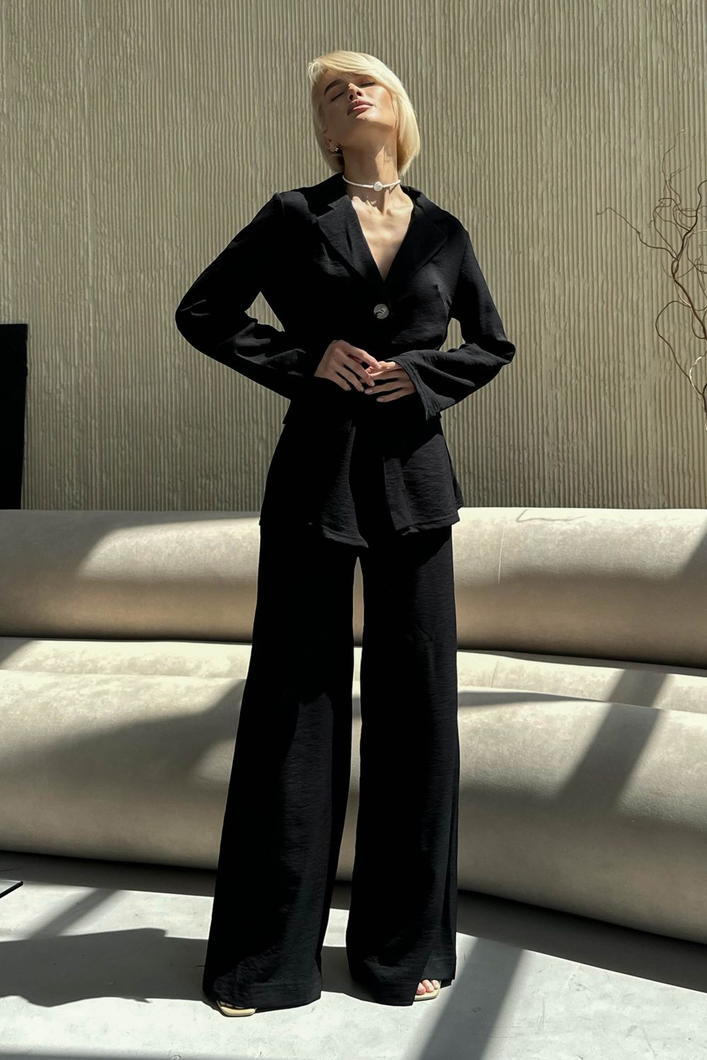 Жіночий брючний костюм з льону чорного кольору - фото