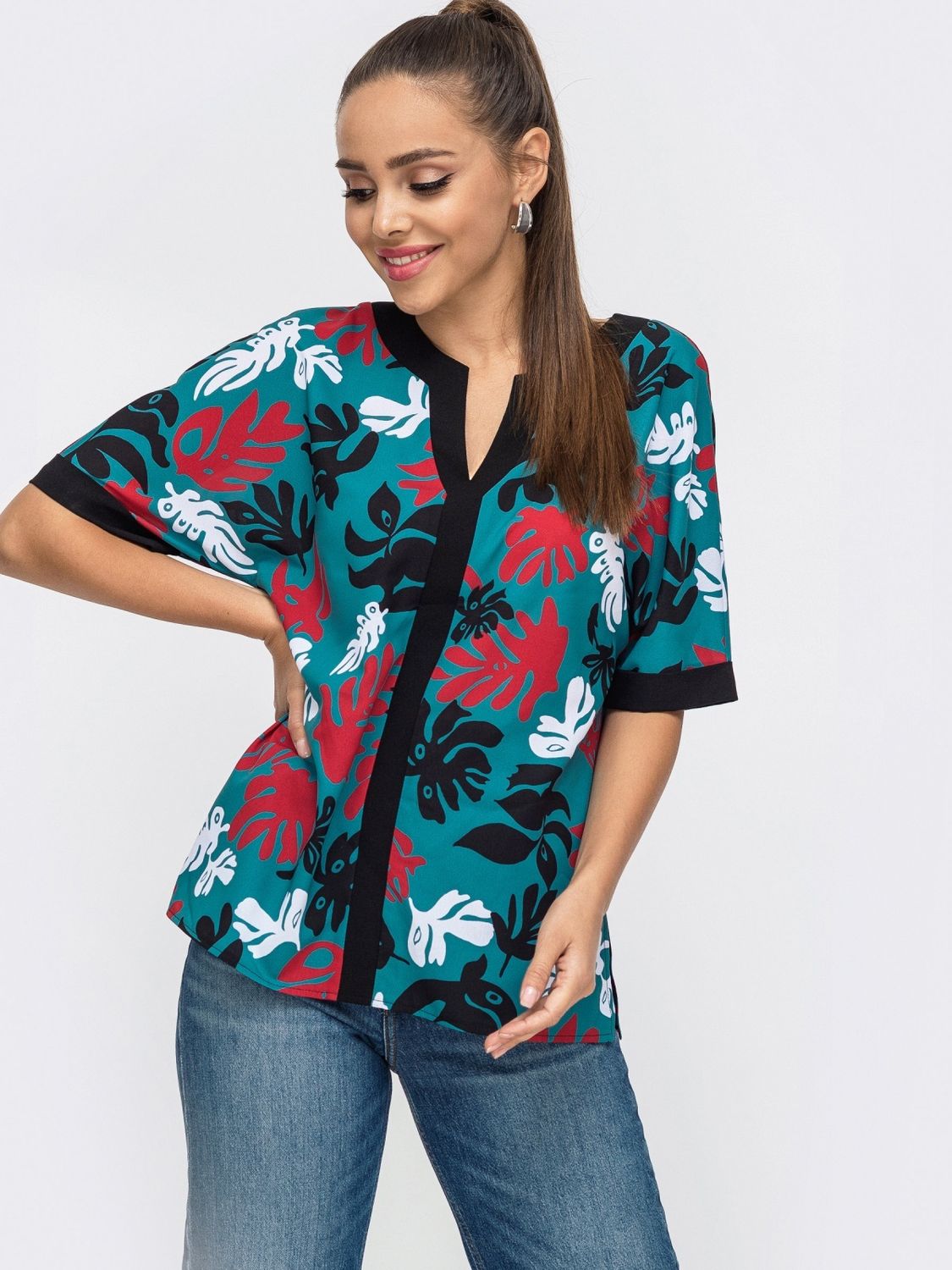 Яркая блузка из креп-шифона с красочным принтом - фото