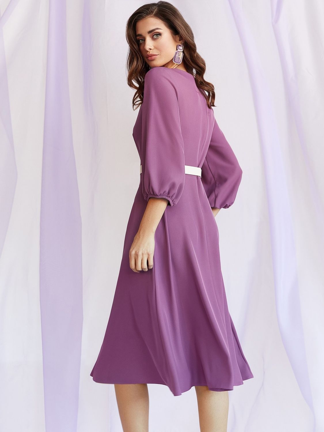 Офісна сукня міді бузкового кольору - фото