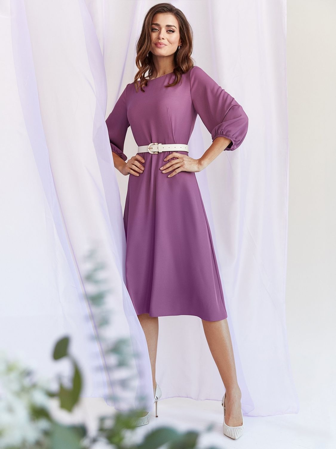 Офісна сукня міді бузкового кольору - фото