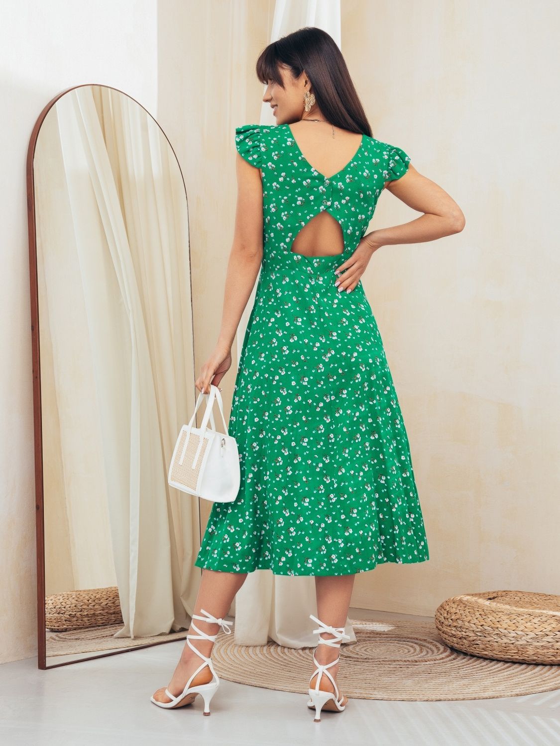 Літня сукня зеленого кольору з відкритою спиною - фото