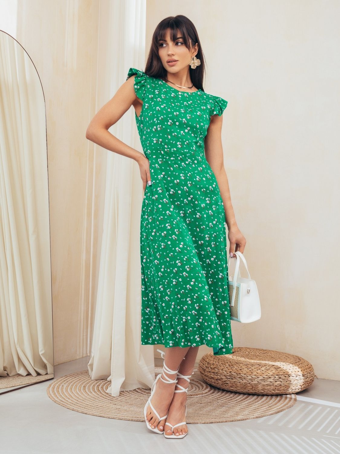 Літня сукня зеленого кольору з відкритою спиною - фото