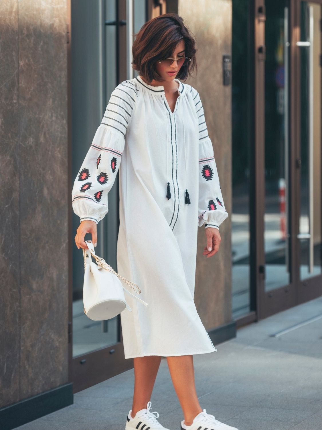 Сукня-вишиванка прямого крою білого кольору - фото