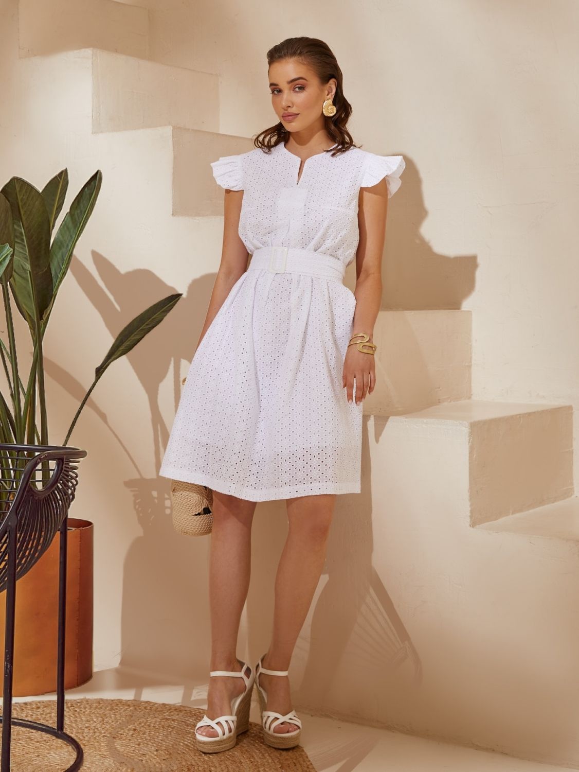 Гарна літня сукня з прошви білого кольору - фото
