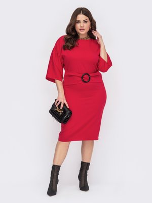 Изящное красное платье футляр с широким поясом - фото