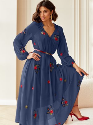 Нарядное шифоновое платье синего цвета с вышивкой - фото