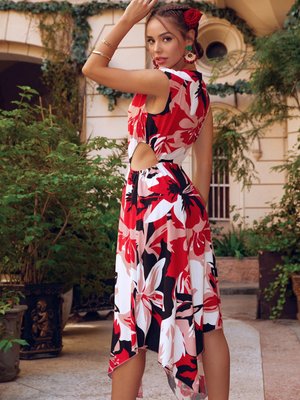 Яркое летнее платье с цветочным принтом - фото