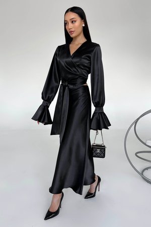Нарядний жіночий костюм з атласу чорного кольору - фото