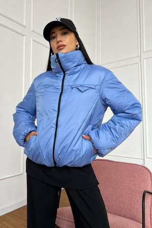 Весенняя женская куртка голубого цвета - фото