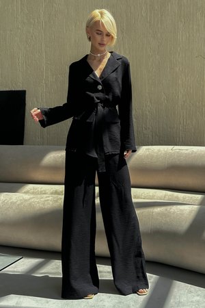 Жіночий брючний костюм з льону чорного кольору - фото