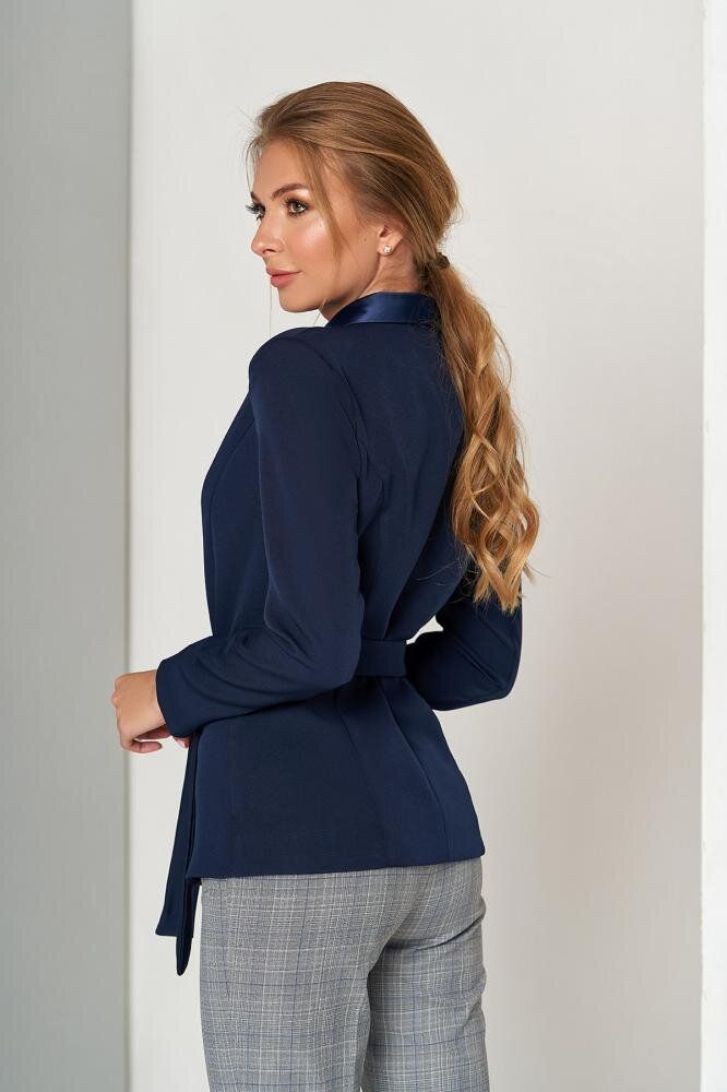 Женский двубортный пиджак в офисном стиле - фото