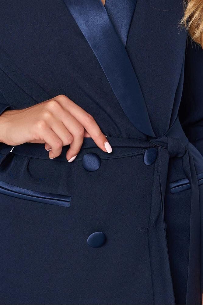 Женский двубортный пиджак в офисном стиле - фото