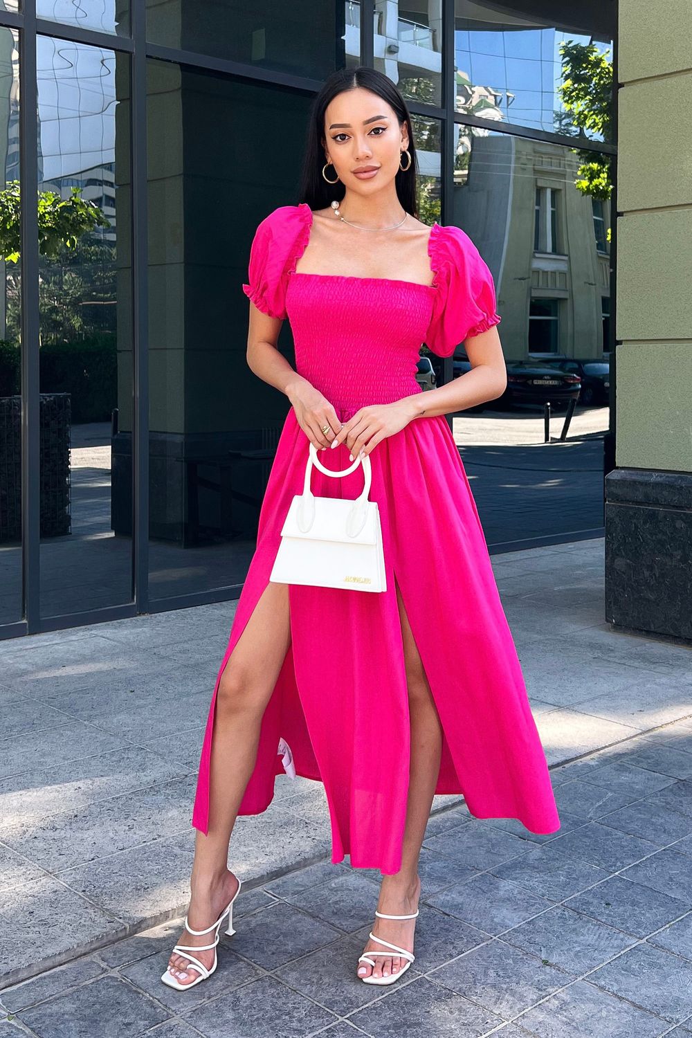 Красивое льняное платье с разрезами розового цвета - фото