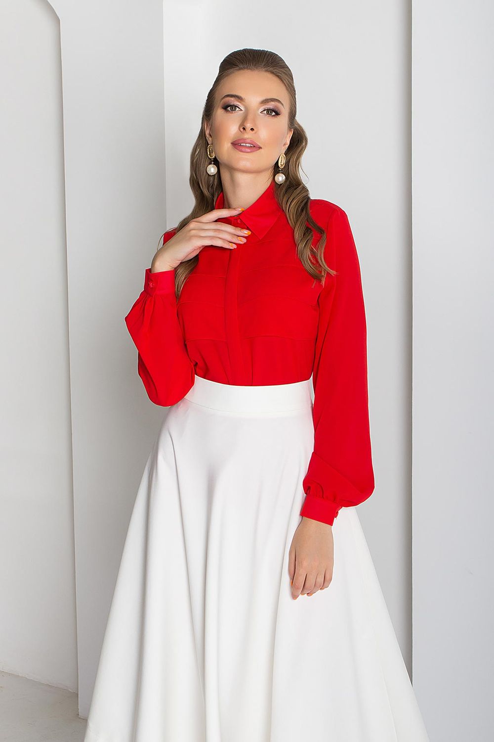 Модная красная блузка из креп-шифона - фото