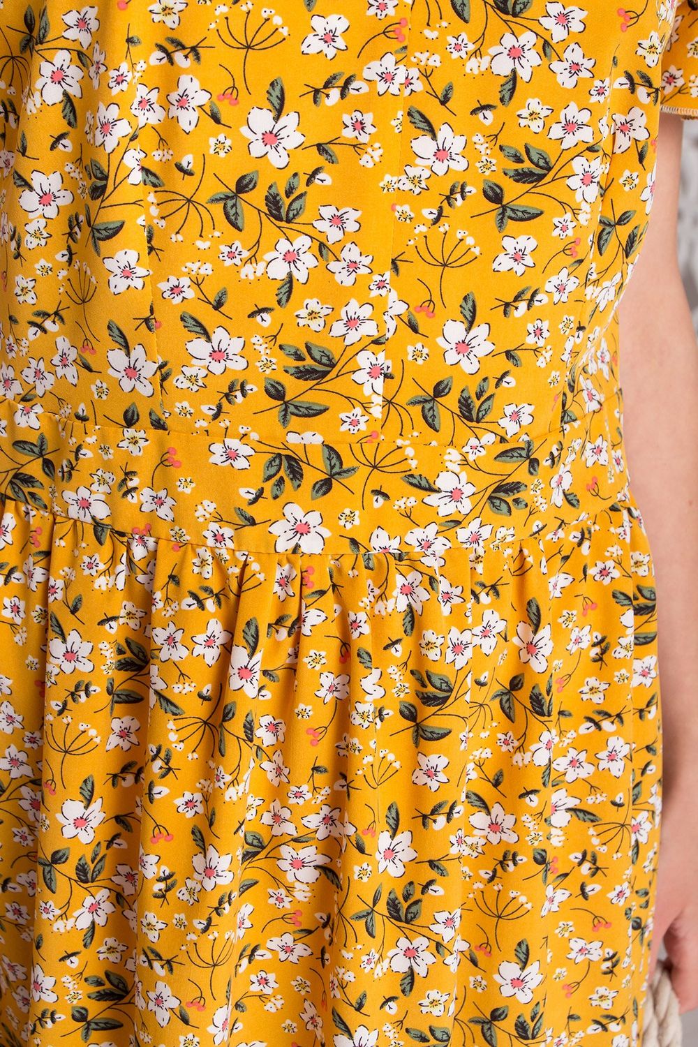 Летнее приталенное платье миди с цветочным принтом желтое - фото