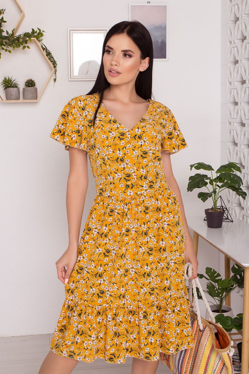 Летнее приталенное платье миди с цветочным принтом желтое - фото