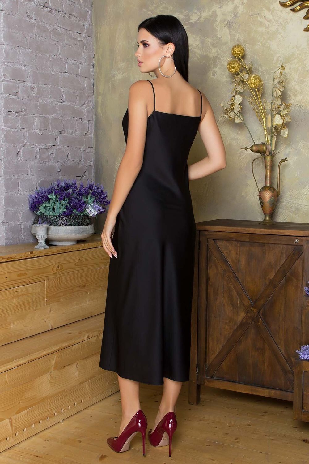 Чорне шовкове плаття-комбінація в білизняному стилі - фото