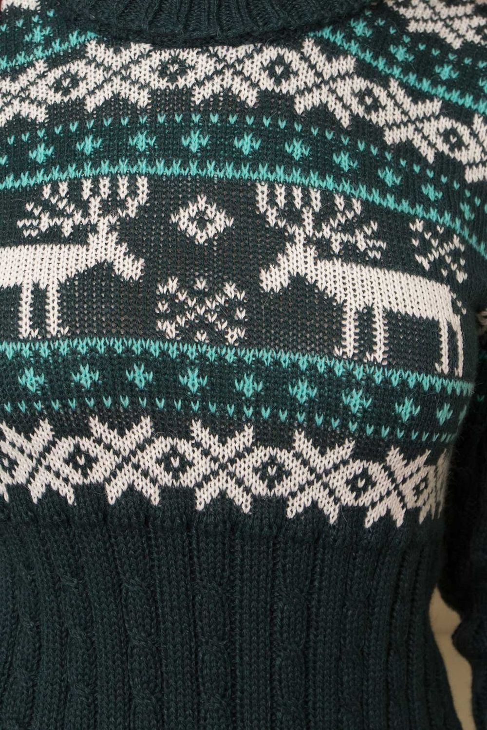 Теплый зимний свитер под горло с оленями зеленый - фото