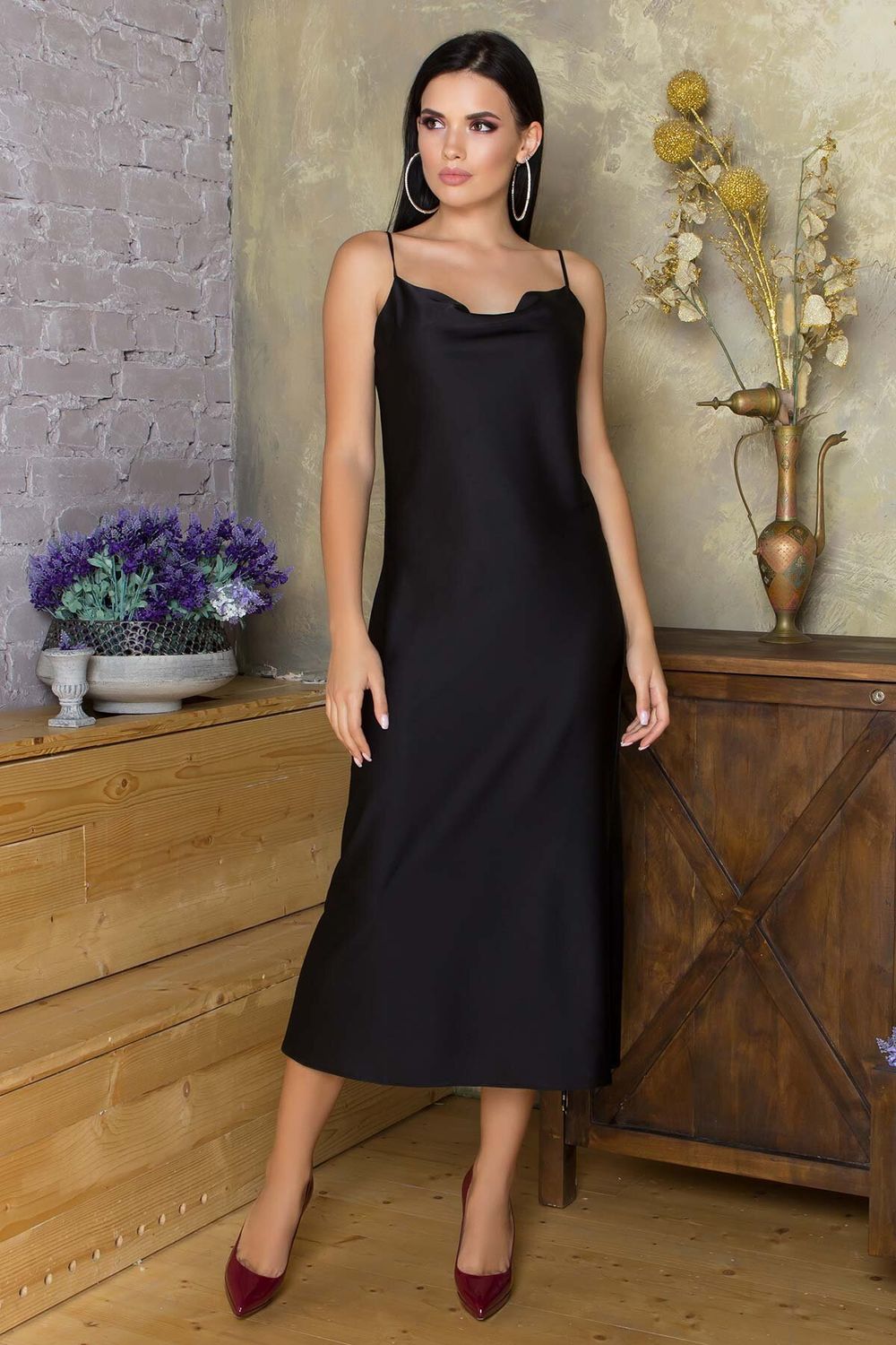 Чорне шовкове плаття-комбінація в білизняному стилі - фото
