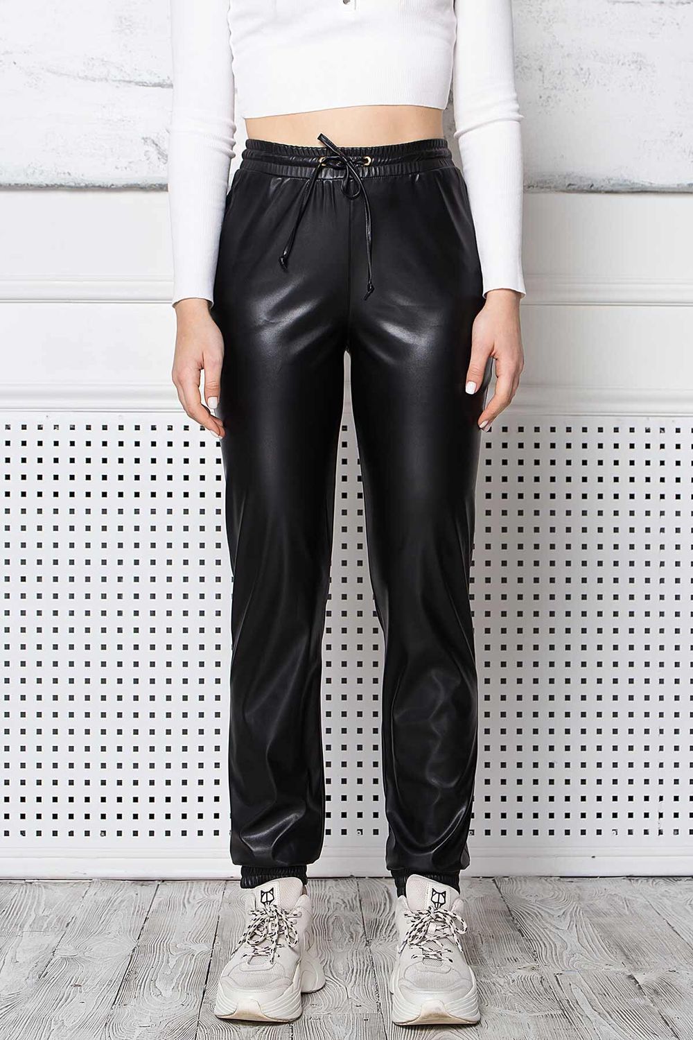Женские кожаные брюки джоггеры черного цвета - фото