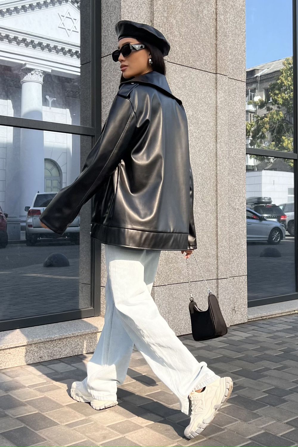 Кожаная куртка-косуха черного цвета - фото